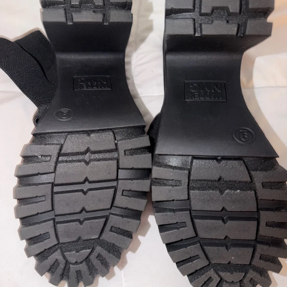 Steve Madden Black Chunky Heel Sandals - Picture 4 of 9
